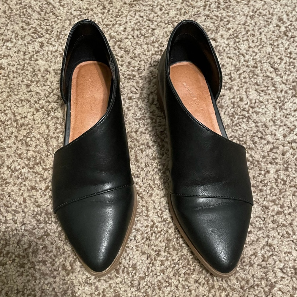 Universal thread flat slip on shoes